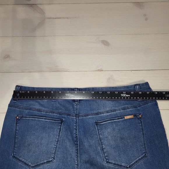 Chico's Embroidered Jeans Beaded Floral So Slimming Denim BOHO. - Picture 6 of 8